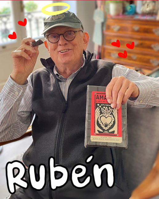 Rubén, el papá de Alex, sosteniendo una barra de AMARTE