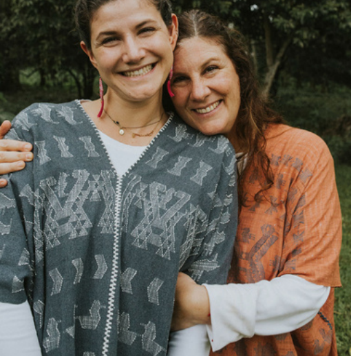 Alex y Regina abrazadas, las socias de AMARTE