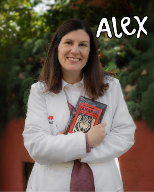 Alex, nutrióloga y fundadora de AMARTE, con una barra de chocolate