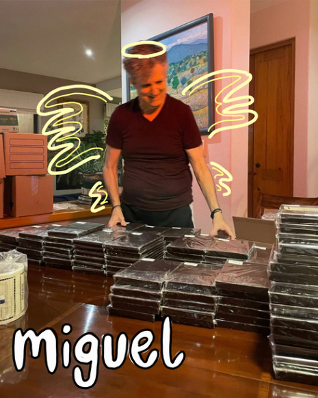 Miguel trabajando en el taller de chocolate de AMARTE