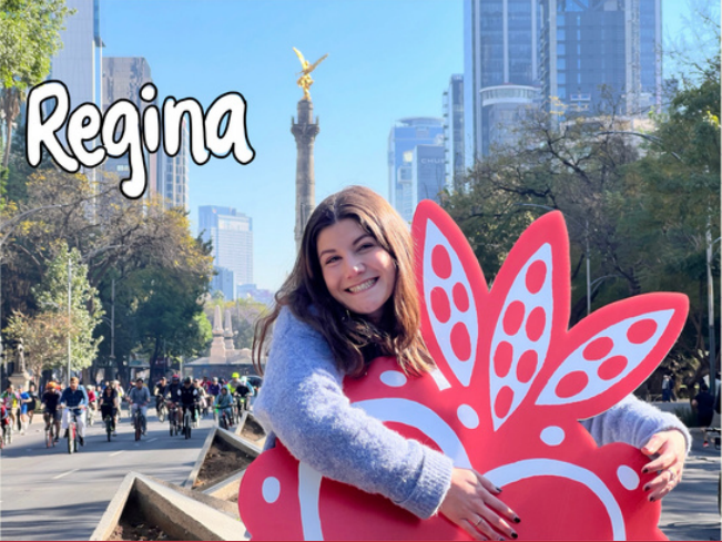 Regina, socia de AMARTE, frente al Ángel de la Independencia