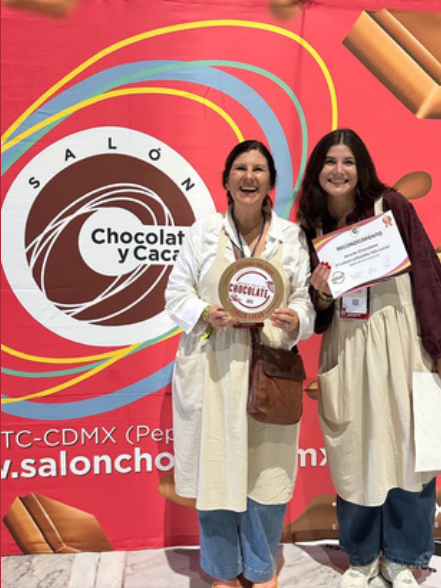 Alex y Regina recibiendo su reconocimiento en el Grand Prix del Chocolate